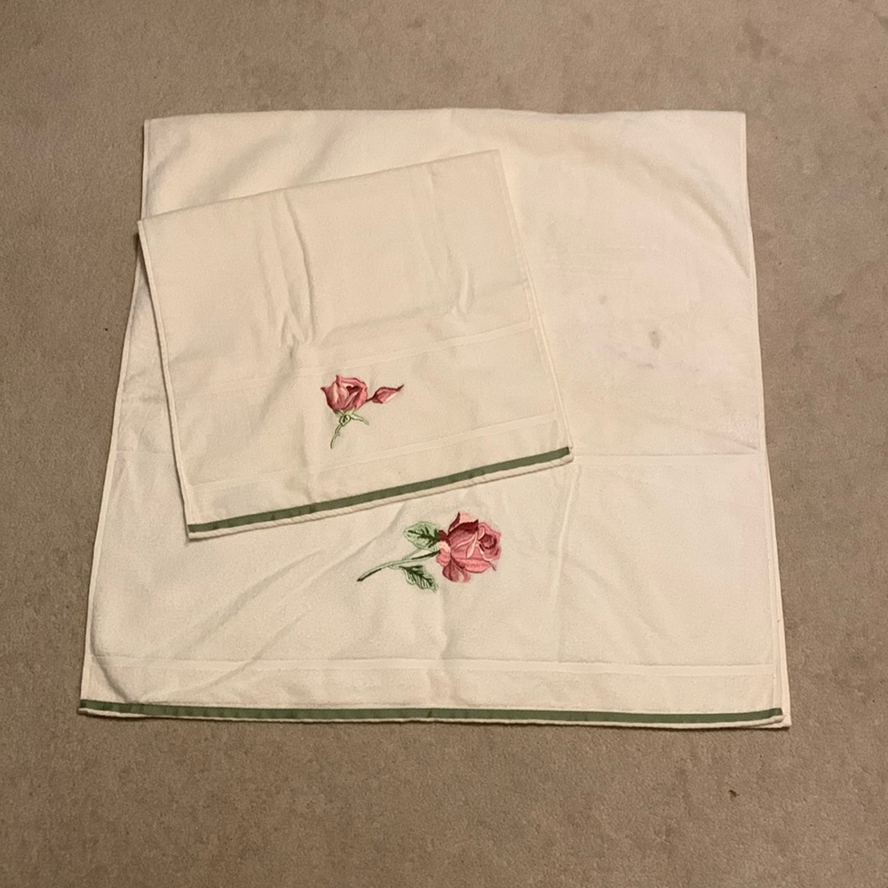 Vintage Oversized SpringMaid HandTowel 16/30” BathTowel 25/55” embroidered